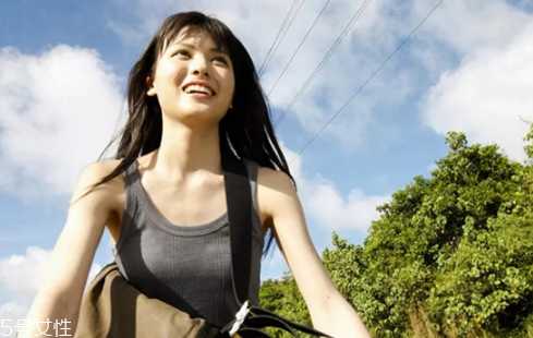 防晒霜打开一年后还能用吗