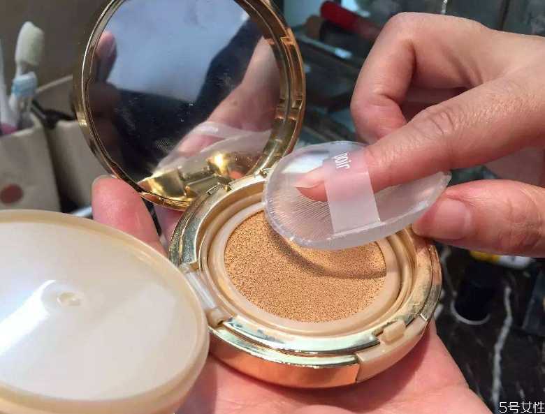 硅胶粉扑适合粉底液吗 硅胶粉扑适合粉底液吗