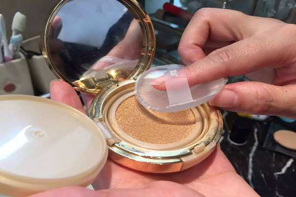 硅胶粉扑适合用干粉吗？涂干粉用刷子还是粉扑好