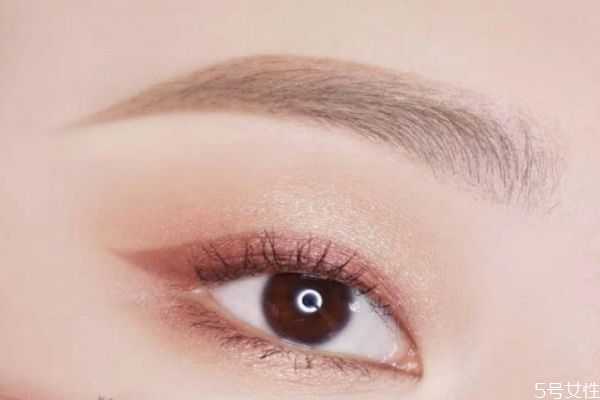 没眼影刷怎么画眼影？用手指怎么涂眼影