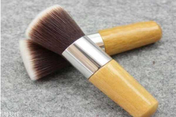 散粉刷和粉底刷一样吗？散粉刷什么形状的好用