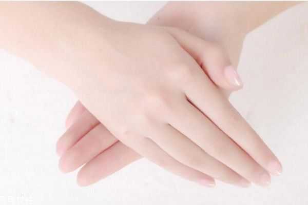 手膜可以敷在脸上吗 手膜可以敷在脸上吗