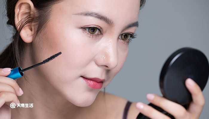 冬天化妆卡粉起皮怎么办 冬天化妆卡粉起皮怎么办