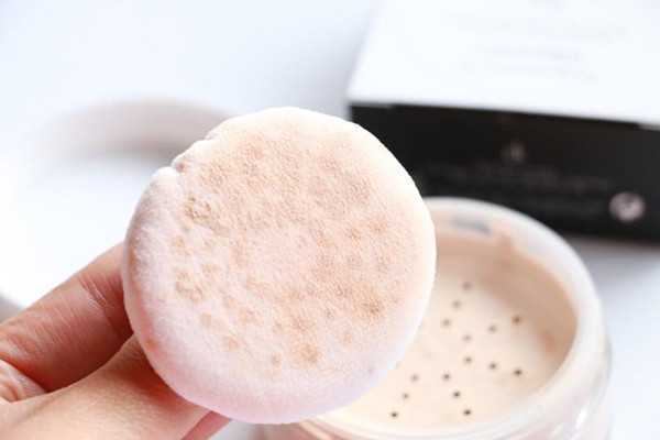 散粉能不能直接涂脸上 散粉能不能直接涂脸上