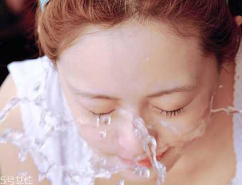 化妆水二次清洁怎么用？怎么用化妆水做二次清洁？