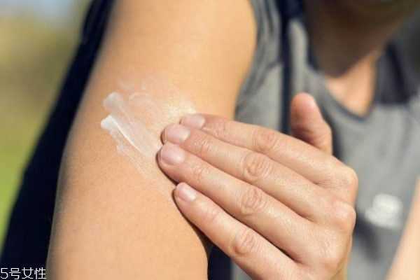 涂防晒霜的正确方式