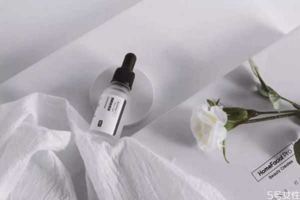 烟酰胺原液一次用几滴?烟酰胺原液用多久可以变白 烟酰胺原液一次用几滴?烟酰胺原液用多久可以变白