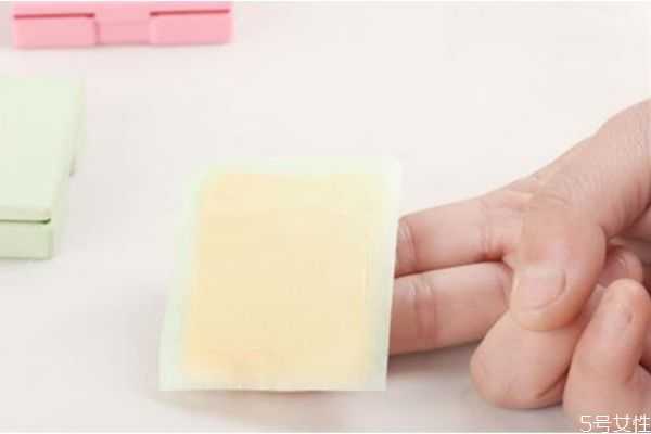 脸用吸油纸之后可以直接擦乳液吗？吸油纸的使用方法