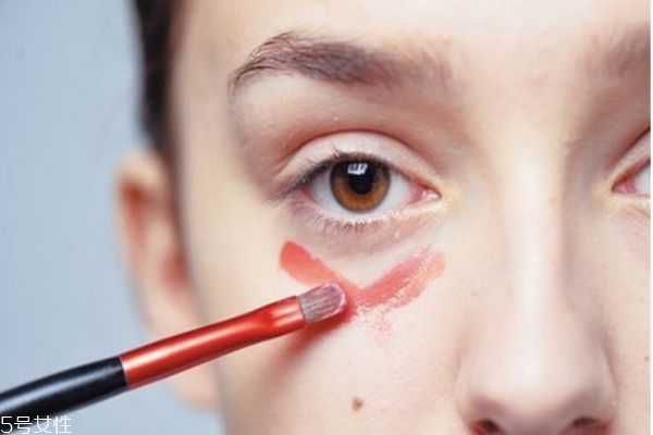如何用遮瑕膏遮黑眼圈？最全的遮瑕膏使用方法大全