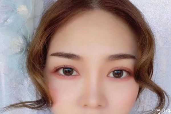 眼睛小戴美瞳能显大吗？为什么戴美瞳眼睛会大