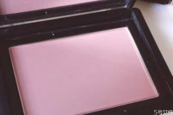 冬天适合什么颜色腮红?冬天使用腮红好吗 冬天适合什么颜色腮红?冬天使用腮红好吗