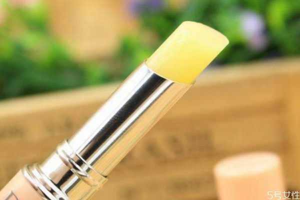 过期的唇膏涂了会怎样？护唇膏的主要作用