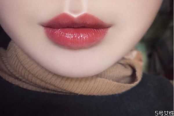 冬天涂哑光口红还是滋润
