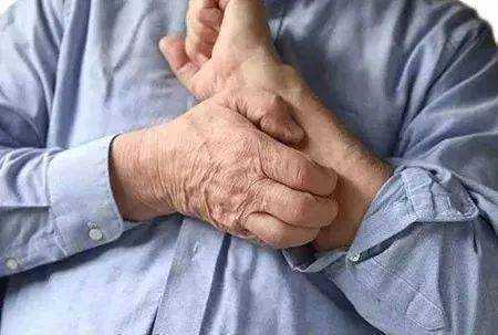 老年人秋冬季节出现皮肤瘙痒，不要大意！及时治疗！ 