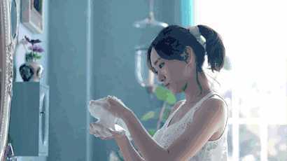 卸妆水主要的作用在于清洁皮肤上的彩妆和多余油脂，有的姑娘在结束一天的生活后，尽管没有化妆，也习惯性用卸妆水卸妆，而且每天如此，那么，卸妆水可以天天使用么？长期用卸妆水的危害你知道吗？