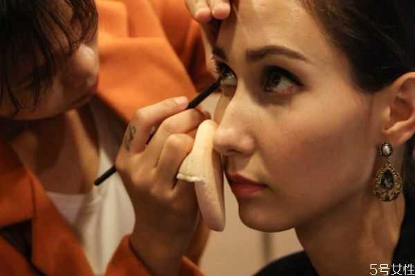 快速补妆的步骤有什么 快速补妆的步骤有什么