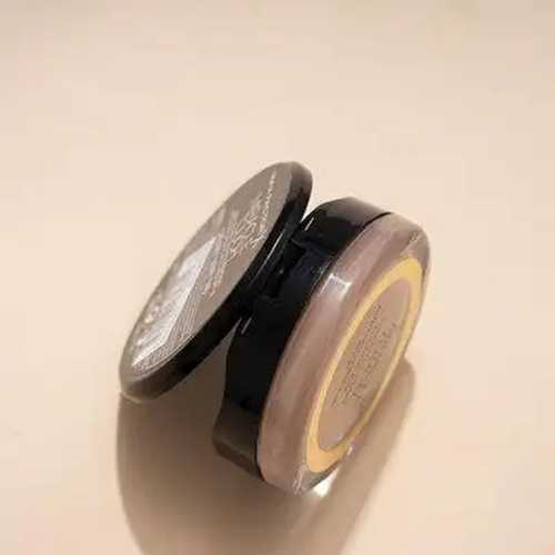 粉底霜和素颜霜一样吗 粉底霜和素颜霜一样吗