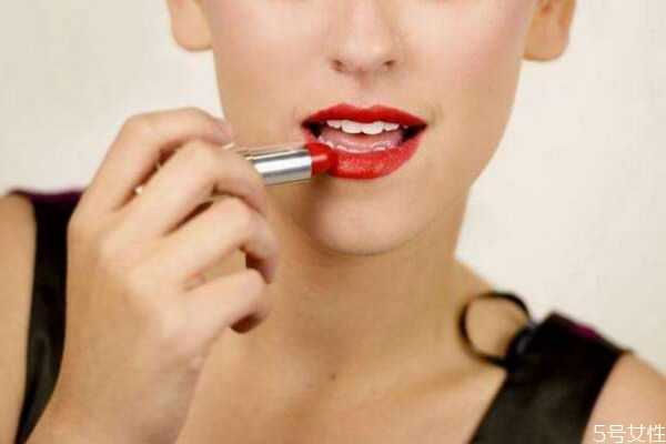 吃口红会中毒吗？吃饭喝水把口红吃掉了会中毒吗