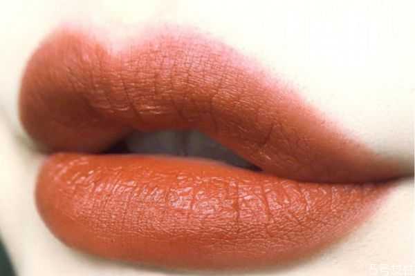 为什么涂口红之前刷粉底？涂口红一定要涂粉底么