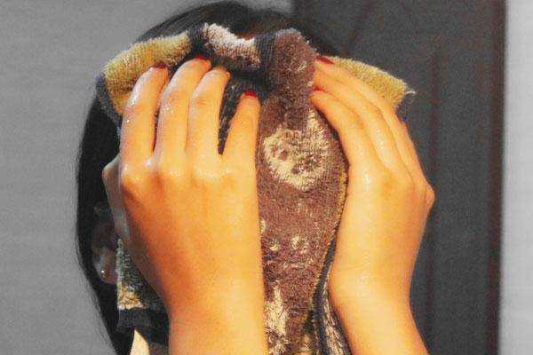 鼻子两边挤出来的白色物质是什么 鼻子两边挤出来的白色物质是什么