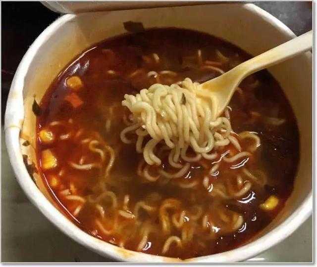 长肉最“狠”的4种主食，泡面不是第一，这个美食最容易让你变胖