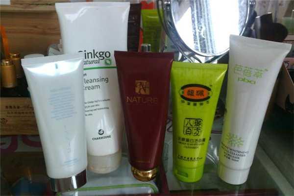 过期的洗面奶没开封还能用吗?过期的洗面奶可以洗头发吗 过期的洗面奶没开封还能用吗?过期的洗面奶可以洗头发吗