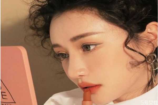 红棕色口红适合黄皮吗?红棕色口红适合什么人 红棕色口红适合黄皮吗?红棕色口红适合什么人