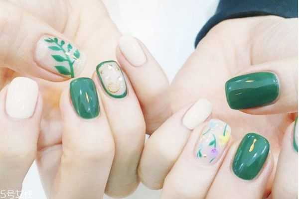 夏季做什么颜色的美甲好看？法式美甲哪种颜色适合夏天