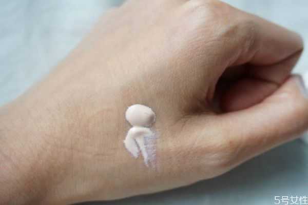 防晒后可以直接粉底吗?粉底是在防晒之后擦吗 防晒后可以直接粉底吗?粉底是在防晒之后擦吗