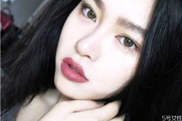 为什么涂口红之前刷粉底？涂口红一定要涂粉底么