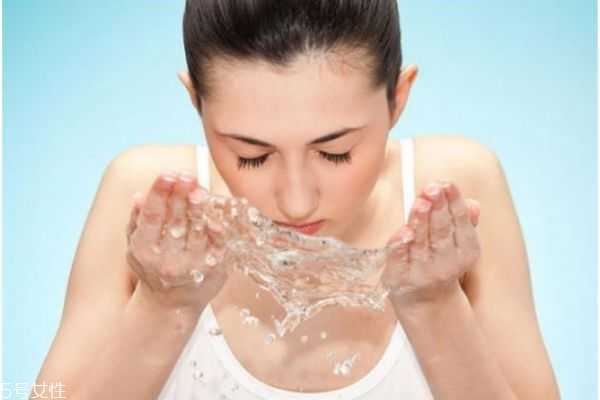 洗完脸后先涂水还是乳