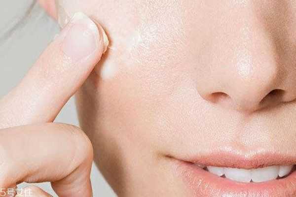 粉底液是按压还是涂抹？粉底液怎么涂抹才正确