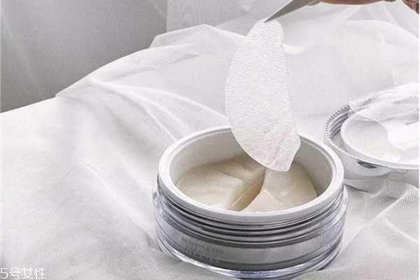 贴眼膜前要擦水乳吗 贴眼膜前要擦水乳吗