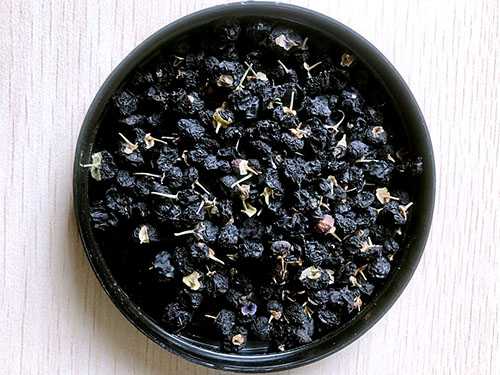 黑枸杞泡水喝的正确方法 黑枸杞泡水颜色