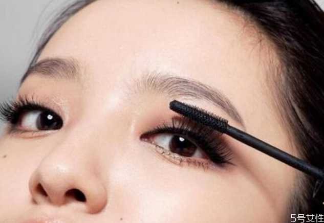 睫毛膏干了可以加爽肤水吗 睫毛膏干了可以加爽肤水吗