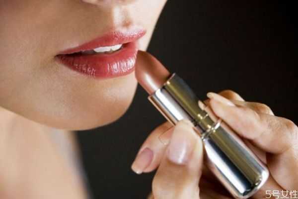 口红怎么涂不沾牙齿 口红怎么涂不沾牙齿
