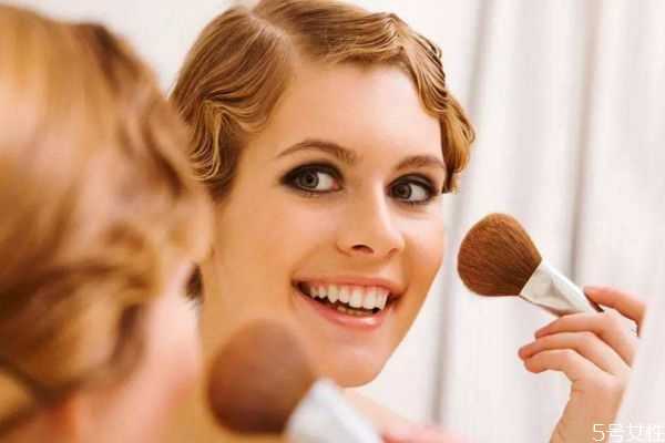 长脸怎么化妆好看？长脸如何化妆显脸短