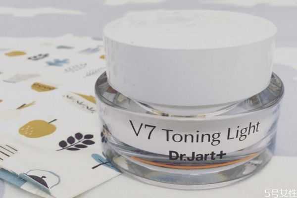 素颜霜可以代替粉底液吗？素颜霜可以带上飞机吗