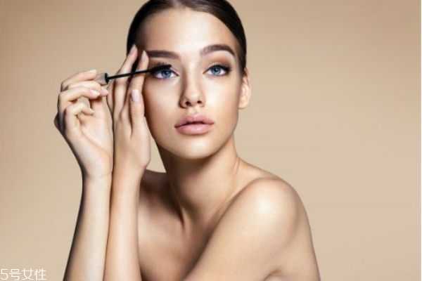 眼部遮瑕使用步骤在粉底液前还是后?眼部遮瑕步骤 眼部遮瑕使用步骤在粉底液前还是后?眼部遮瑕步骤