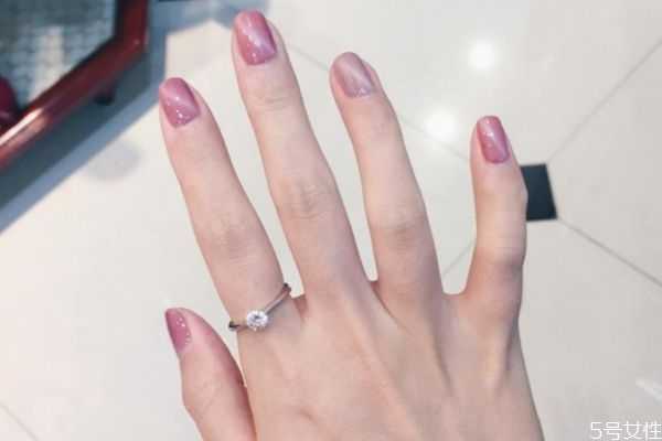 猫眼石美甲的做法是什么？秋冬适合的猫眼美甲有哪些