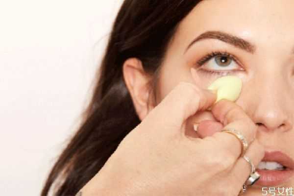 怎样让妆容更细腻服帖？怎样不脱妆保持一整天