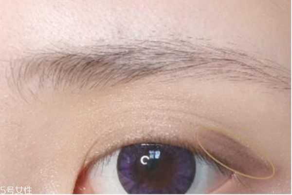 双色眼影怎么正确使用 双色眼影怎么正确使用