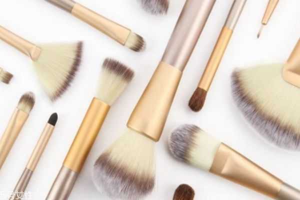 如何挑选化妆刷？化妆刷的选择