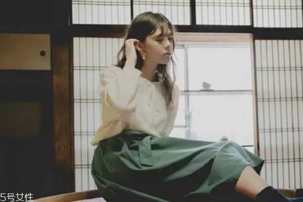 夜间精华白天能用吗