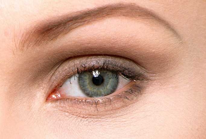 眼霜的正确涂法 涂眼霜和拍眼霜优缺点