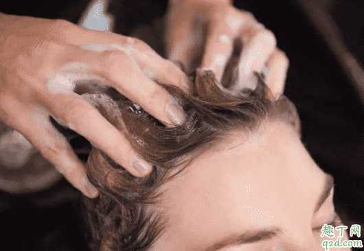 护发素伤不伤头皮?用护发素会掉头发吗 护发素伤不伤头皮?用护发素会掉头发吗