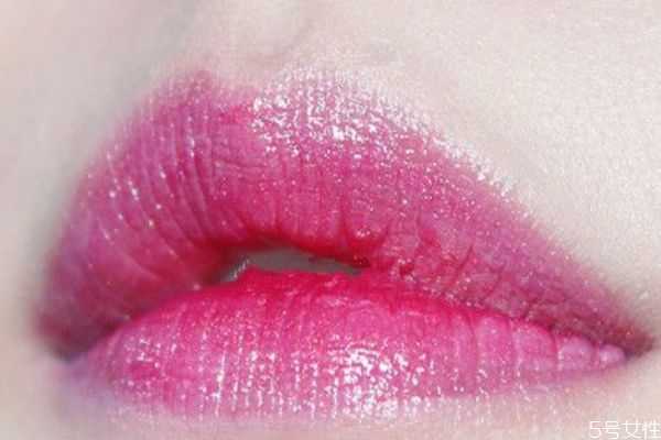 阿玛尼唇釉502黑管是什么颜色?阿玛尼黑管502试色 阿玛尼唇釉502黑管是什么颜色?阿玛尼黑管502试色