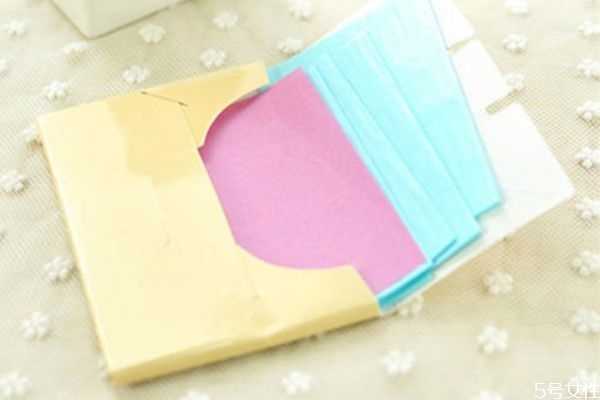 为什么不能用吸油纸摩擦脸?油皮可以经常用吸油纸吗 为什么不能用吸油纸摩擦脸?油皮可以经常用吸油纸吗