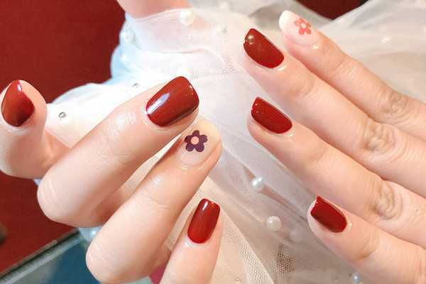 美甲会让手变黑吗 美甲会让手变黑吗