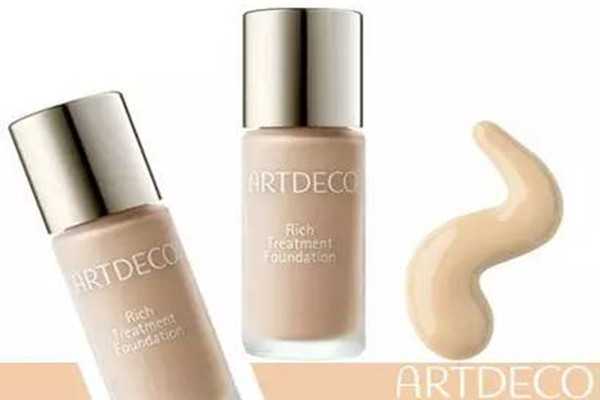 雅蔻粉底霜适合什么肤质？雅蔻粉底霜卡粉吗